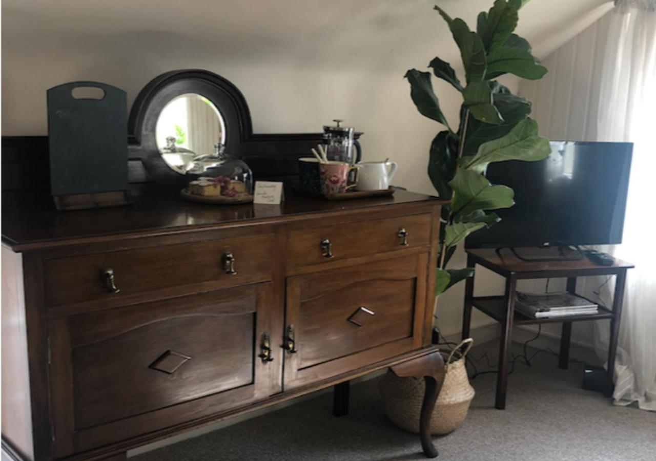 The Pink Cottage Upstairs Suite & Garden Summer Room Whitehead Eksteriør bilde