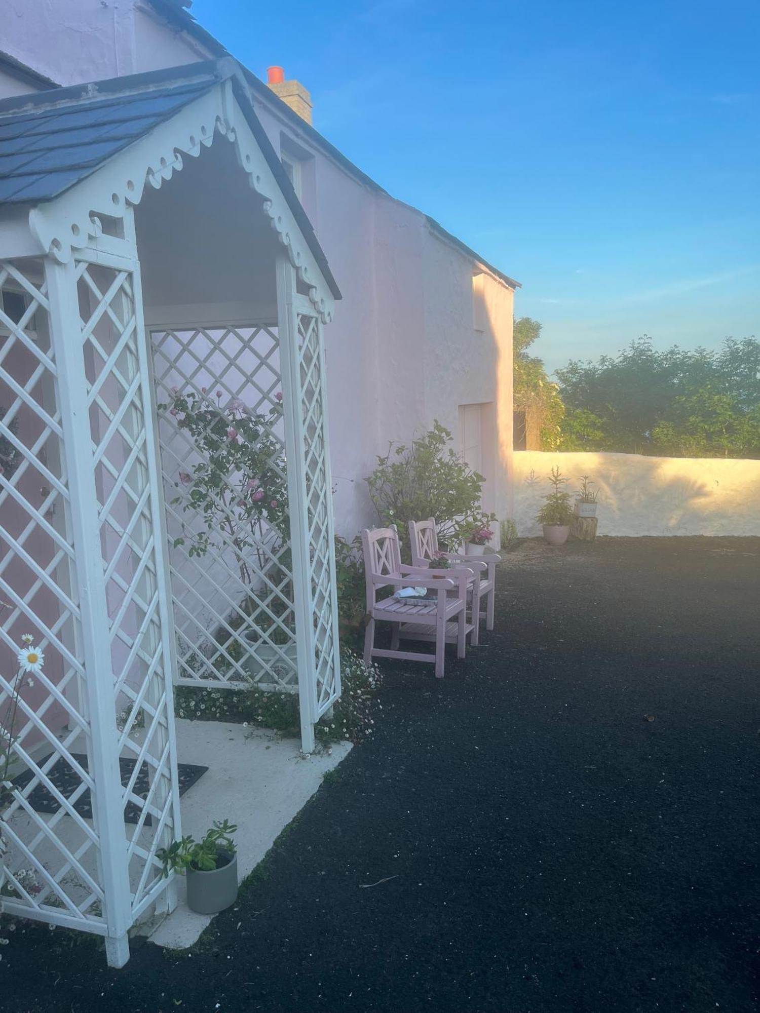 The Pink Cottage Upstairs Suite & Garden Summer Room Whitehead Eksteriør bilde