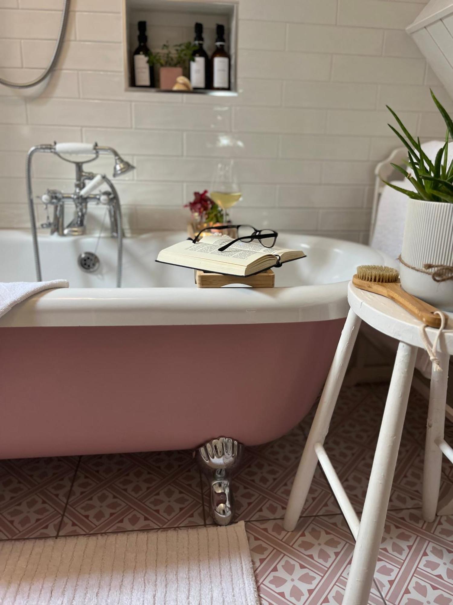 The Pink Cottage Upstairs Suite & Garden Summer Room Whitehead Eksteriør bilde