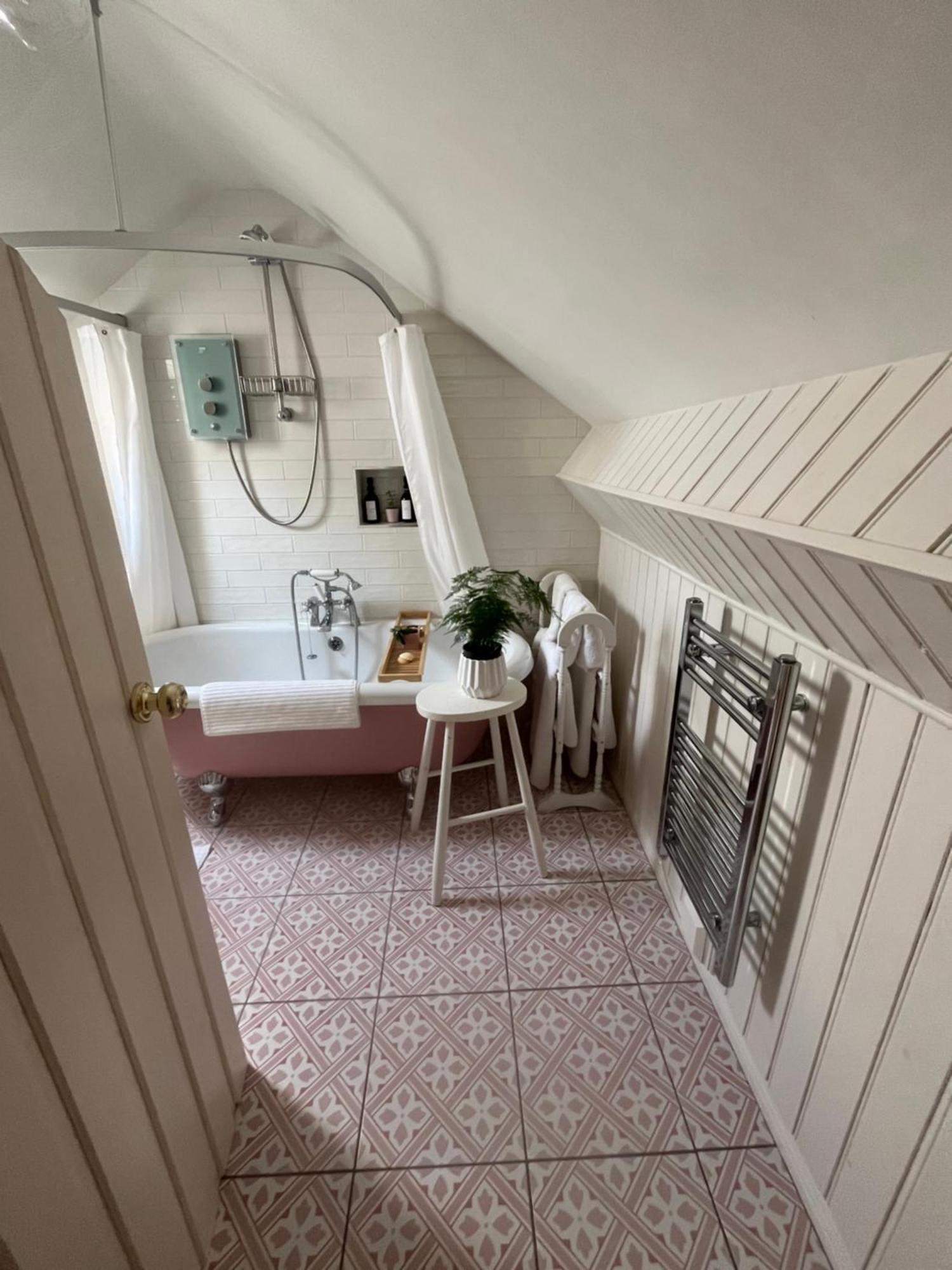 The Pink Cottage Upstairs Suite & Garden Summer Room Whitehead Eksteriør bilde